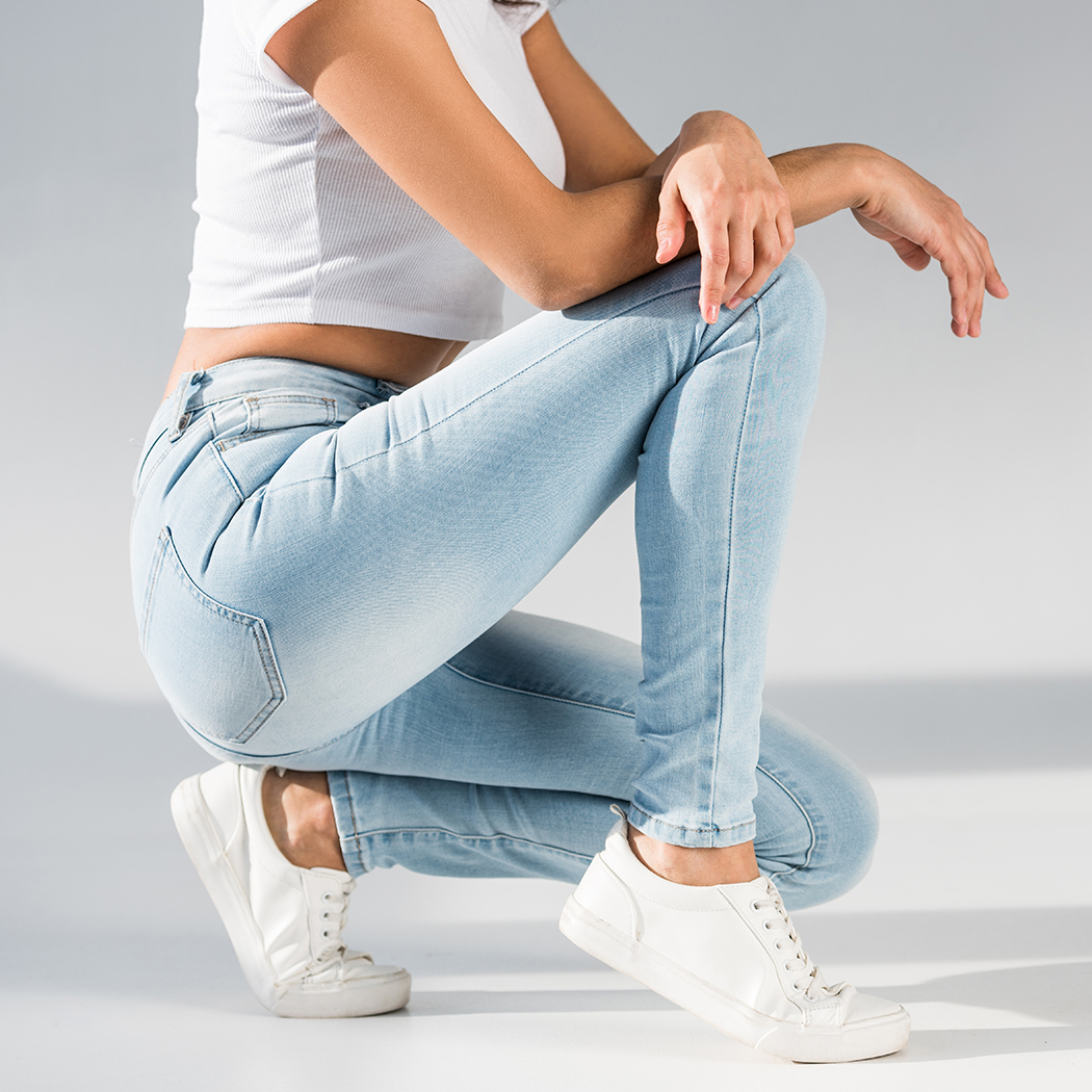 Modne fasony damskich jeansów. Jakie kroje jeansowych spodni warto znać?